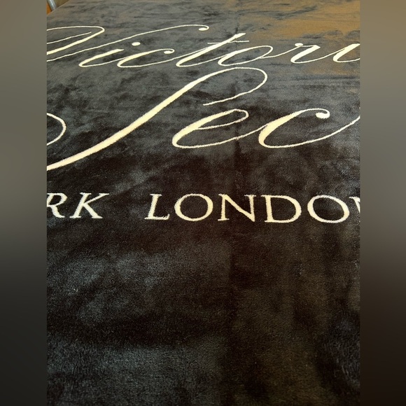 Victoria’s Secret Super Soft Sherpa Blanket - Picture 3 of 7